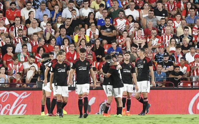 Los jugadores de Osasuna celebran el tanto del Chimy.