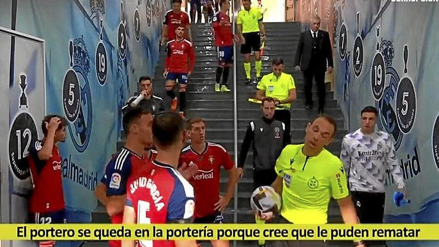 Unai García explica al árbitro la actitud de su portero.