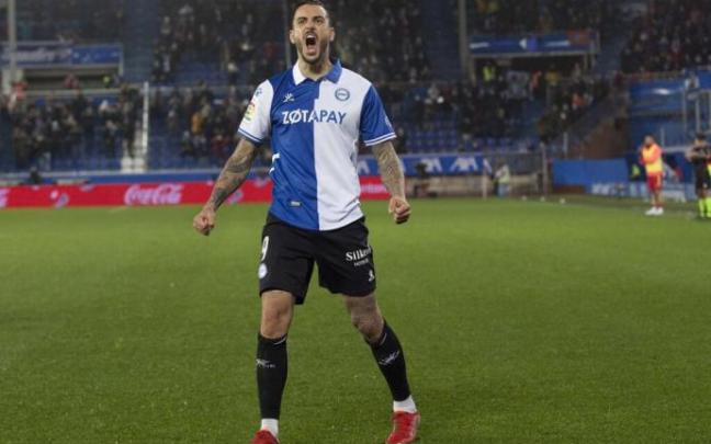 Joselu celebra uno de sus goles con el Alavés de presente temporada.