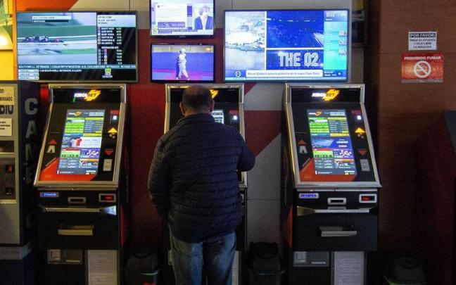 M&aacute;quinas tragaperras en un local.