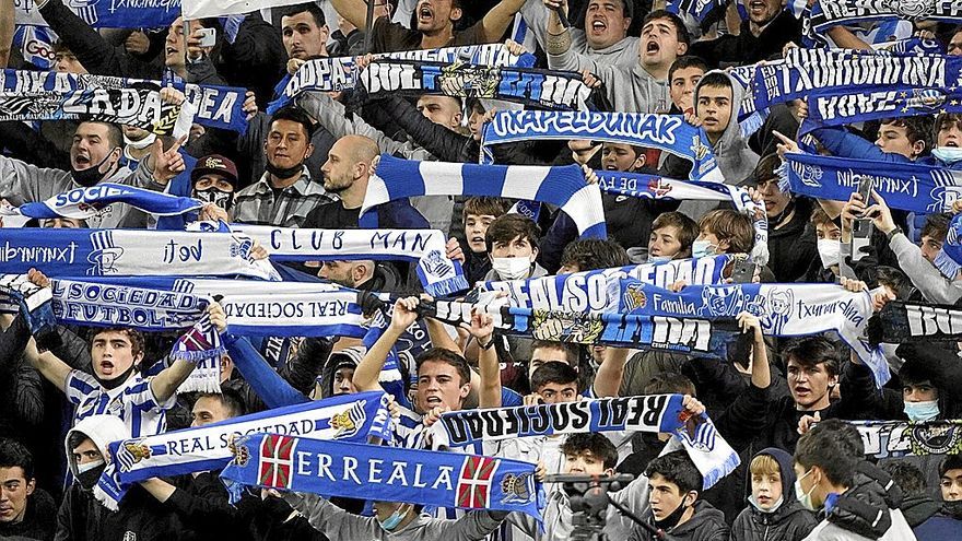 Los aficionados realistas animando en Anoeta en el partido ante el Real Madrid. | FOTO: RUBEN PLAZA