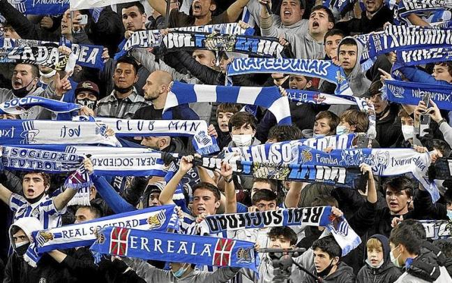 Los aficionados realistas animando en Anoeta en el partido ante el Real Madrid. | FOTO: RUBEN PLAZA