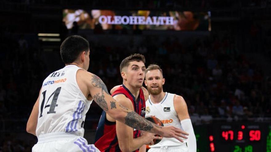 Hommes trata de superar la defensa de Deck ante la mirada de Musa