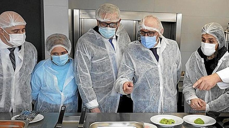 Pedro Elosegi, Ramiro González y Nerea Melgosa, entre otros, visitando ayer la cocina de Arabarren.
