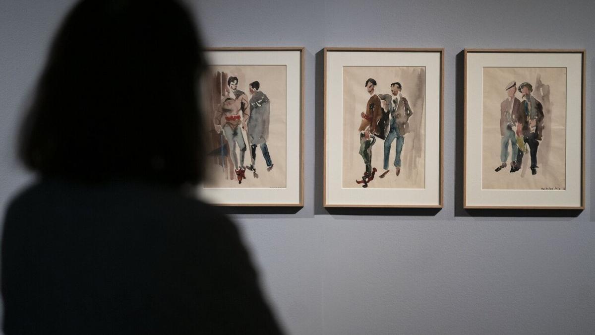 Una persona observa algunas de las obras expuestas en 'Entre bambalinas', exhibición dedicada al artista Amable Arias en el Museo San Telmo