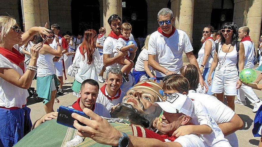 Vecinos de tafalla se hacen un ‘selfie’ con un gigante.