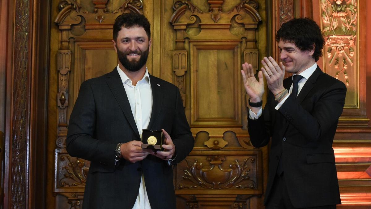 Rementeria ha entregado este jueves la medalla de ilustre a Jon Rahm.