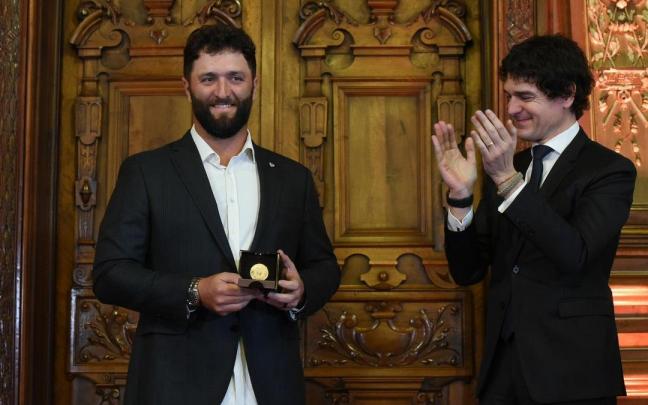 Rementeria ha entregado este jueves la medalla de ilustre a Jon Rahm. Rementeria ha entregado este jueves la medalla de ilustre a Jon Rahm.