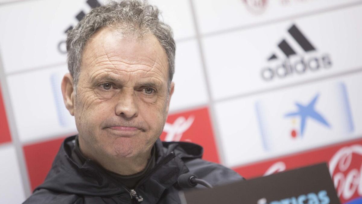 Joaquín Caparrós, en un entrenamiento de Osasuna.