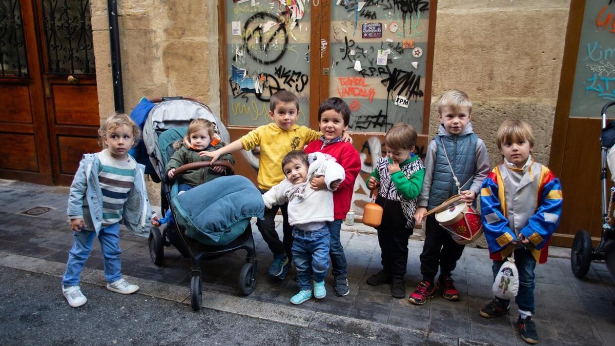 Las nuevas generaciones de la peña Alegría de Iruña, frente a la sede de la calle Jarauta.