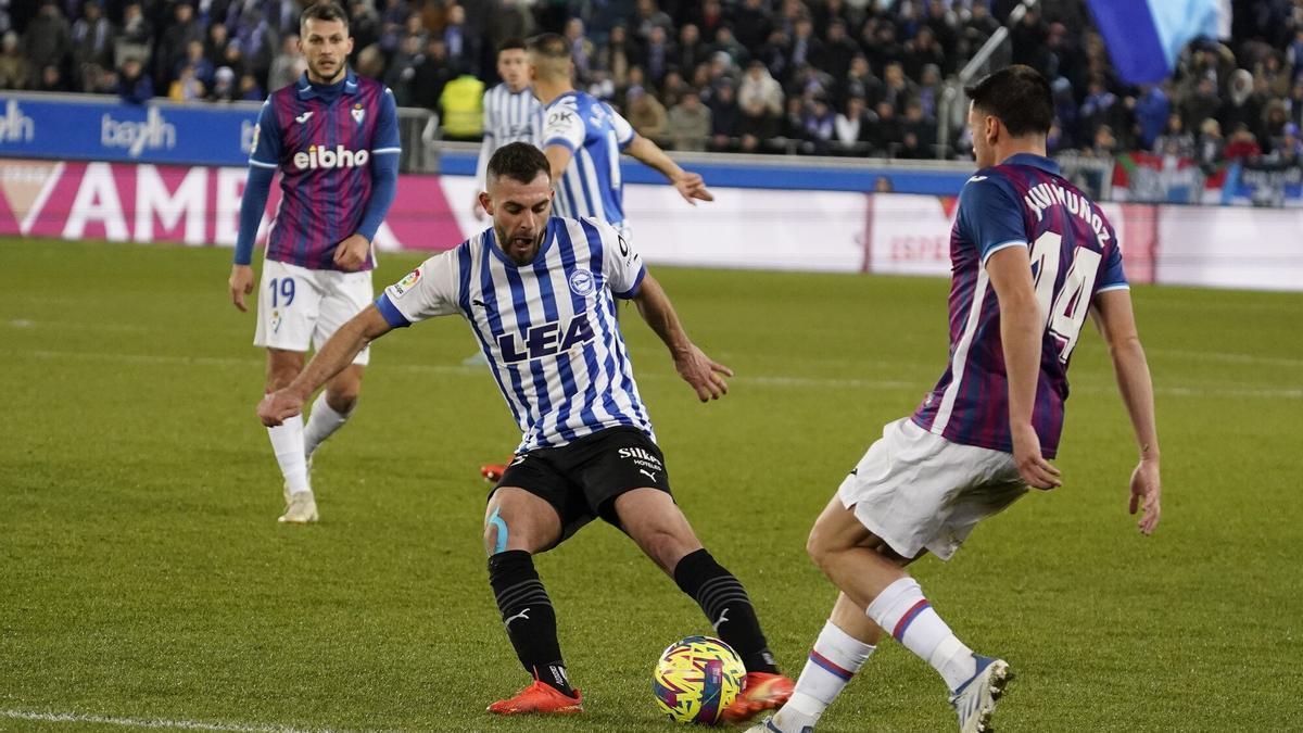 Luis Rioja defiende un balón durante el Alavés-Eibar de anoche.