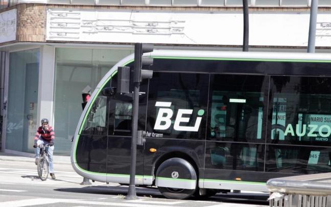Una unidad del BEI circula por las calles de Gasteiz.