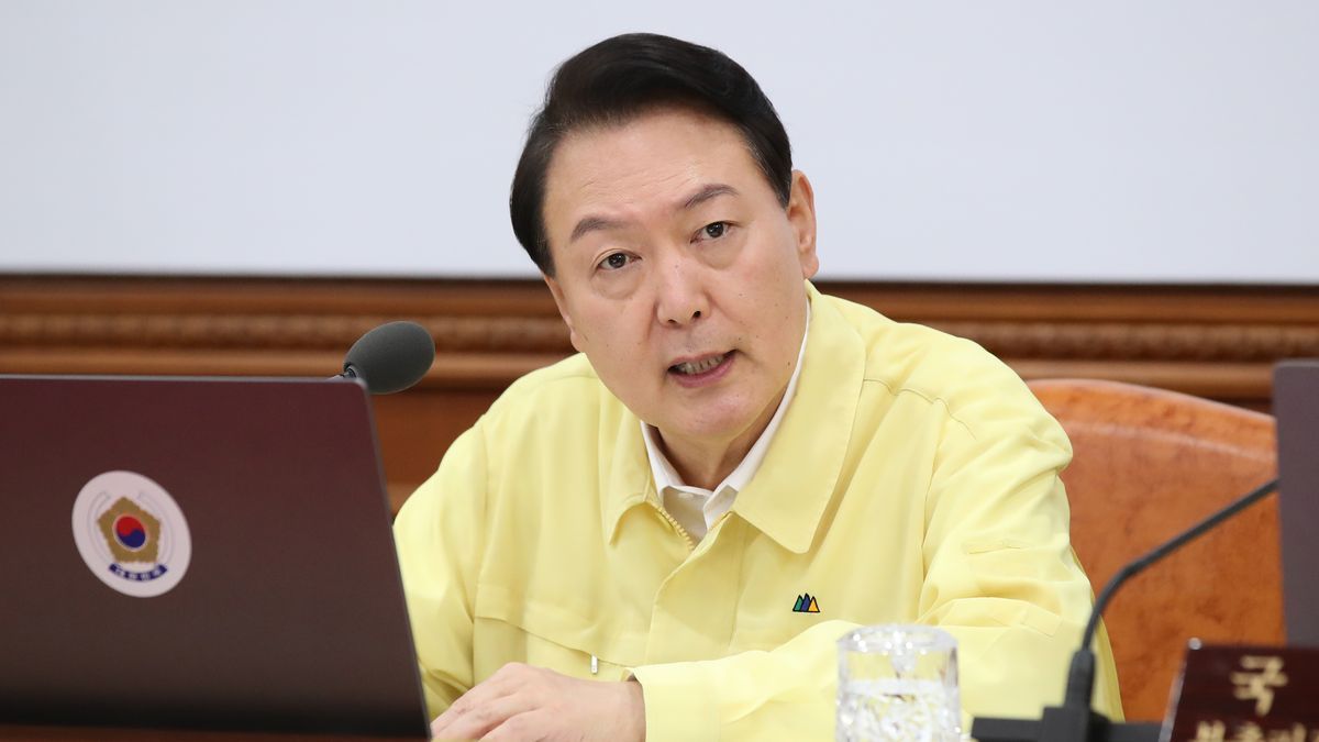 El presidente surcoreano Yoon Suk-yeol habla durante una reunión del gabinete en el complejo gubernamental de Seúl.