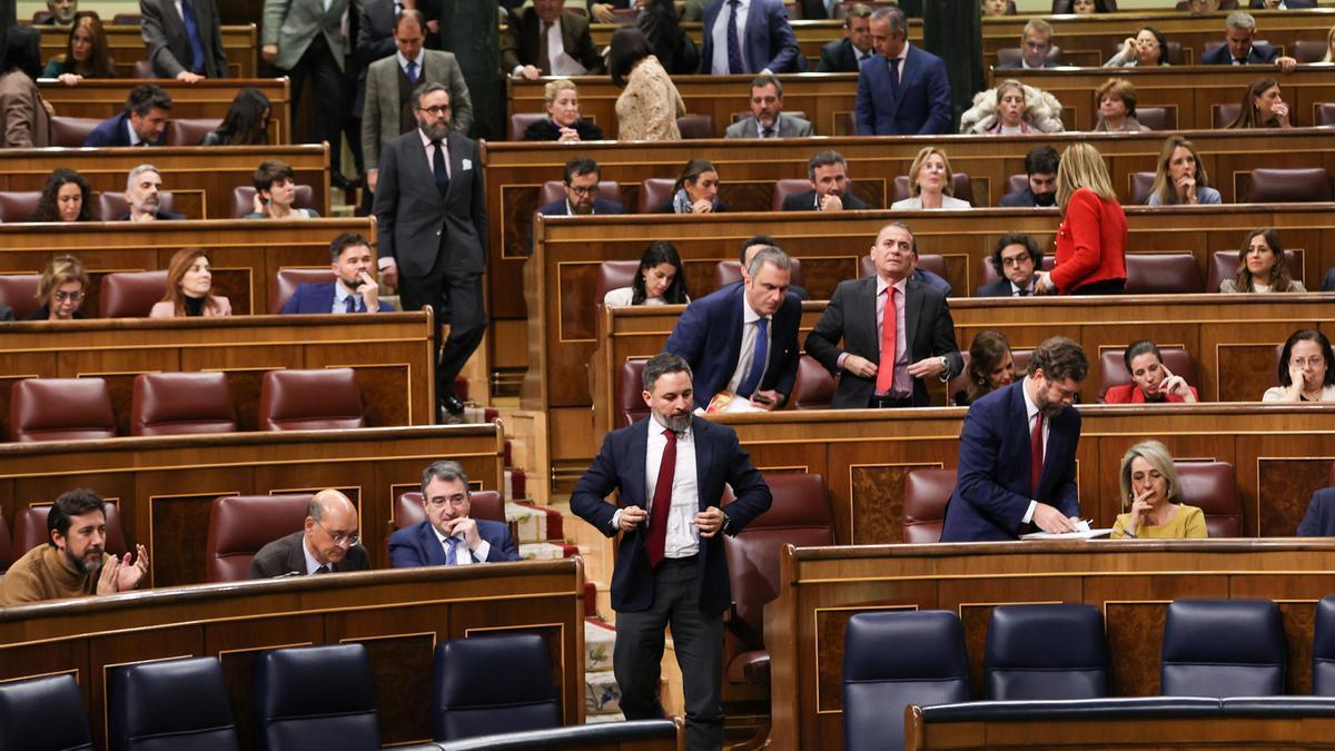 Los diputados de Vox, con Abascal a la cabeza, abandonan el pleno del Congreso.