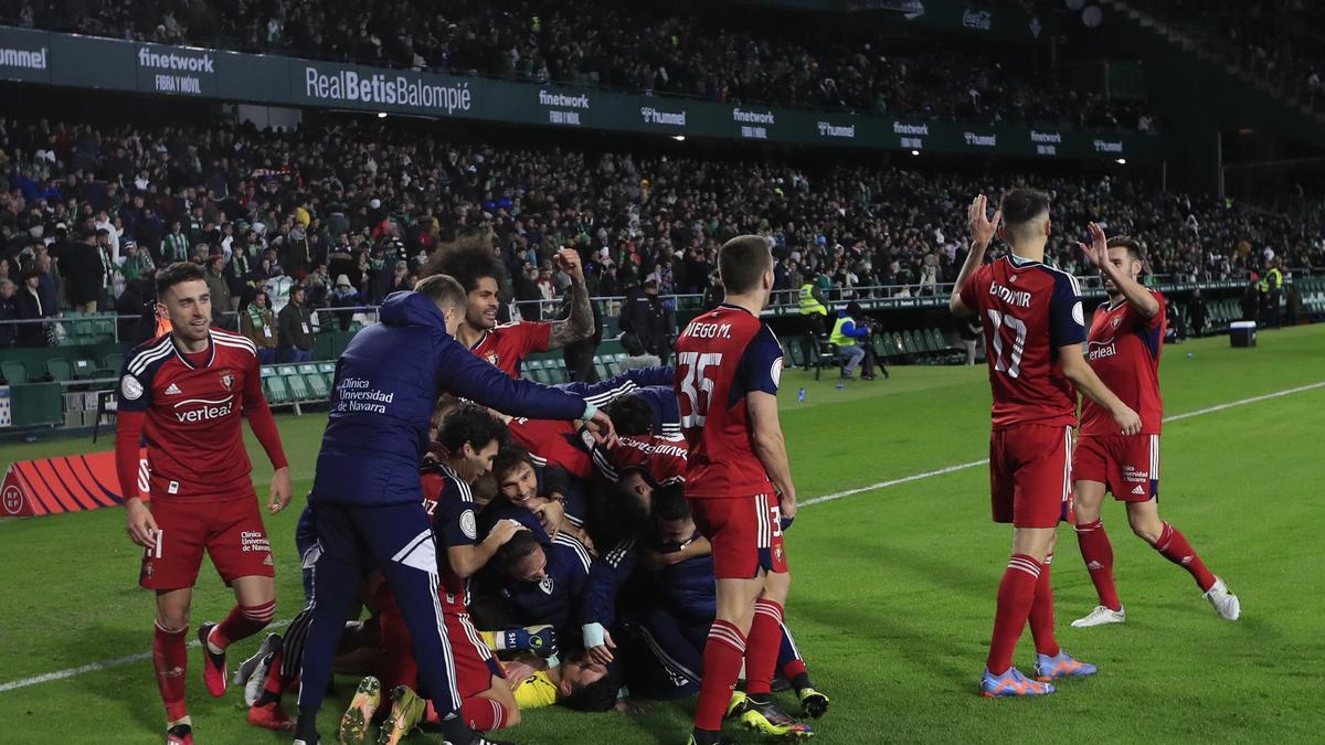 Los jugadores de Osasuna celebran la victoria ante el Betis