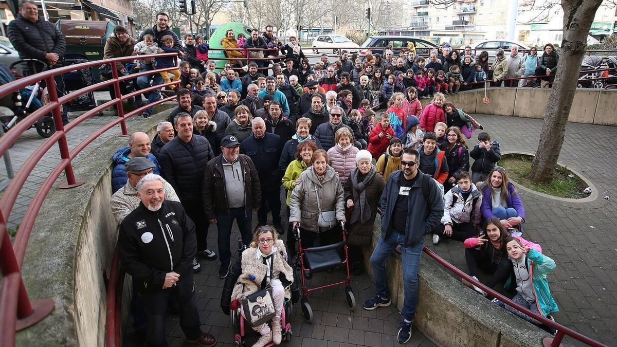 Vecinos de San Jorge, durante una concentración en 2020 para exigir una solución a la rotonda subterránea peatonal entre la avenida de Navarra y la avenida de San Jorge.