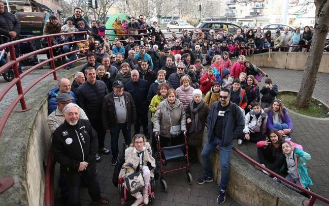 Vecinos de San Jorge, durante una concentración en 2020 para exigir una solución a la rotonda subterránea peatonal entre la avenida de Navarra y la avenida de San Jorge.
