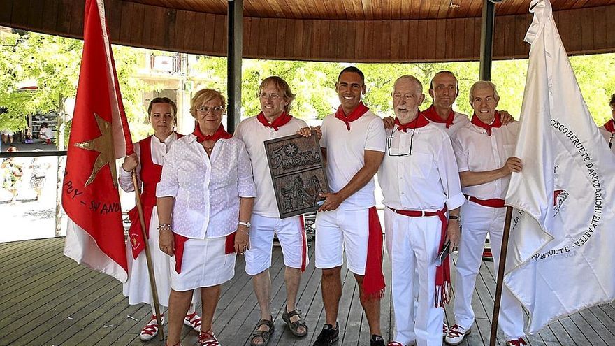 Lizarra Ikastola recibe una placa por su 50 aniversario.