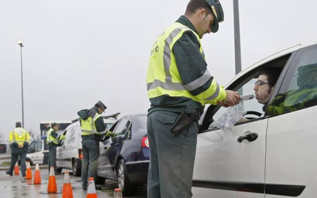 Control de alcoholemia por parte de la Guardia Civil. Control de alcoholemia por parte de la Guardia Civil.