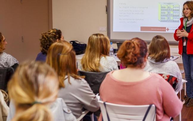 Una técnica de Cruz Roja se dirige a un grupo de mujeres durante un taller de empoderamiento.