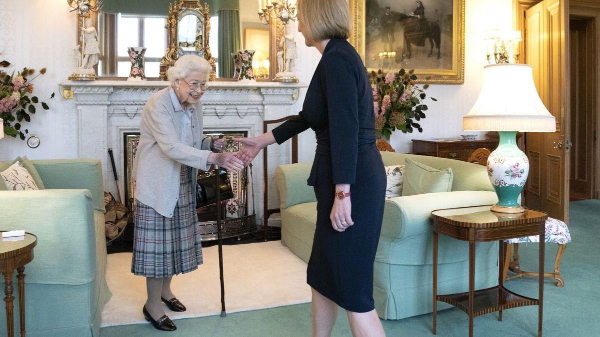 Liz Truss se reúne con la reina Isabel II en Balmoral.