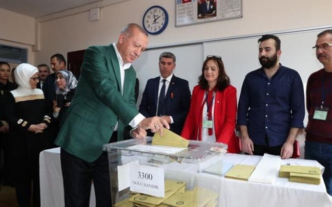 Recep Tayyip Erdogan, presidente de Turquía, votando durante las pasadas elecciones de 2019. Recep Tayyip Erdogan, presidente de Turquía, votando durante las pasadas elecciones de 2019.