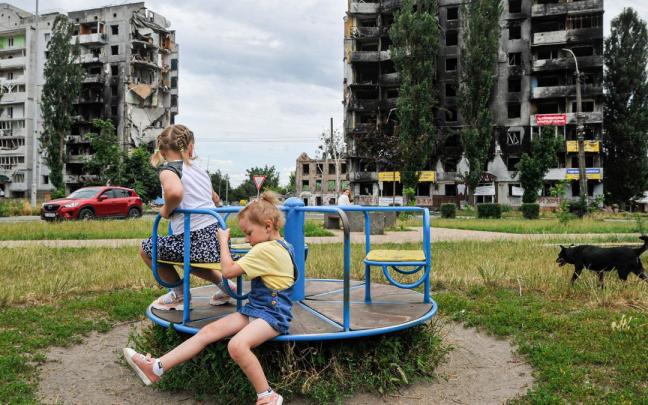 Niños ucranianos jugando en la ciudad de Borodyanka.