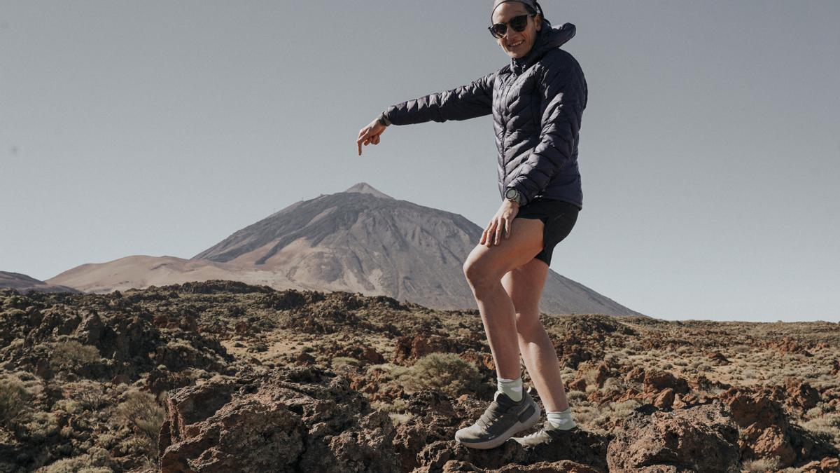 Oihana Kortazar señala la cima del Teide, donde ya tiene el récord.