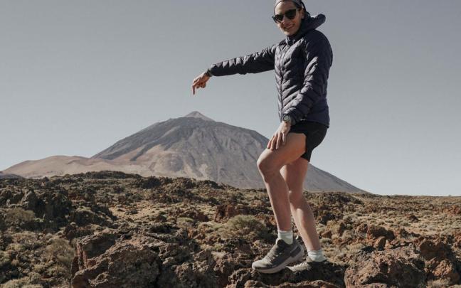 Oihana Kortazar señala la cima del Teide, donde ya tiene el récord. Oihana Kortazar señala la cima del Teide, donde ya tiene el récord.