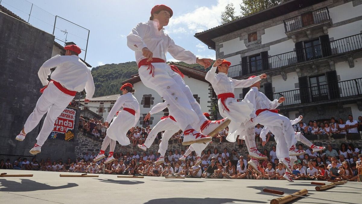 Los y las dantzaris de Aurrera regresaron a la plaza para bailar la Ezpata-dantza por San Tiburtzio.