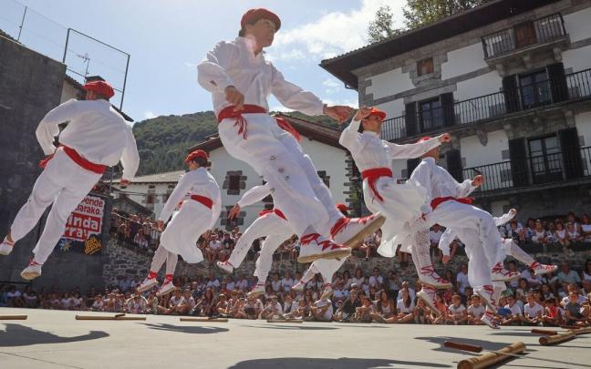 Los y las dantzaris de Aurrera regresaron a la plaza para bailar la Ezpata-dantza por San Tiburtzio.