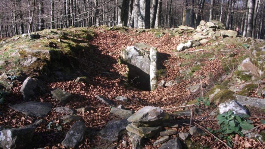El dolmen de Txaradigorriko es elmejor conservado de entre todos los que forman parte de esta ruta.