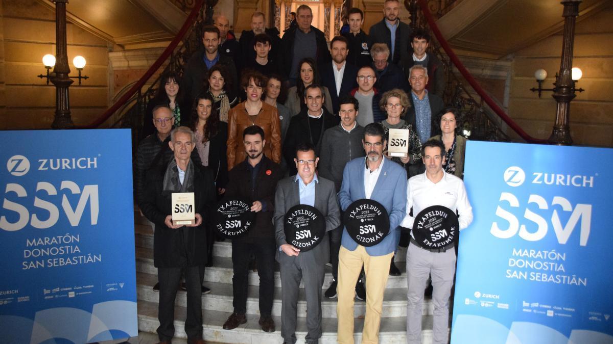 Representantes de la organización, del Ayuntamiento de Donostia y atletas y exatletas guipuzcoanos, en la presentación.