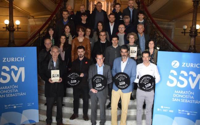 Representantes de la organización, del Ayuntamiento de Donostia y atletas y exatletas guipuzcoanos, en la presentación.