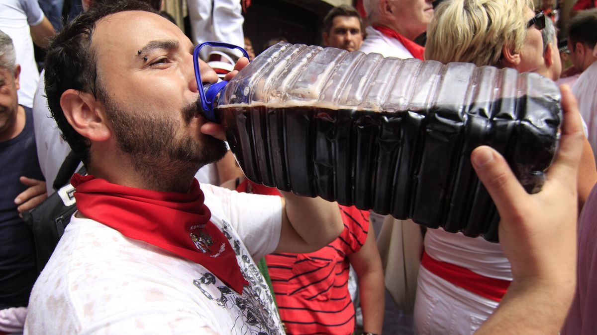 Un hombre bebiendo 'kalimotxo'.