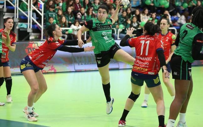 La chilena Valeska Lovera se dispone a lanzar ante la oposición de la defensa gallega.