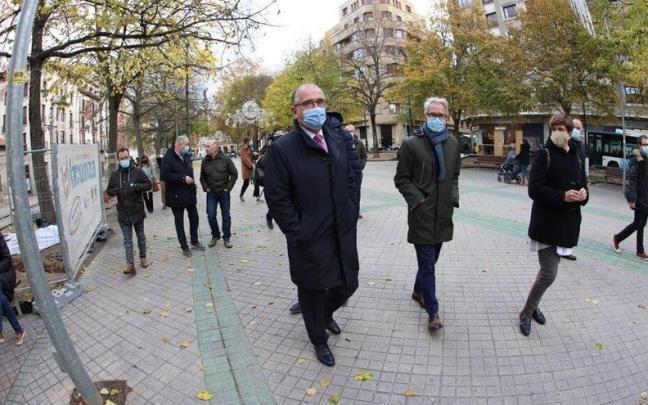 El alcalde Maya y miembros de la Comisión de Urbanismo visitando las catas de arbolado en Sarasate.