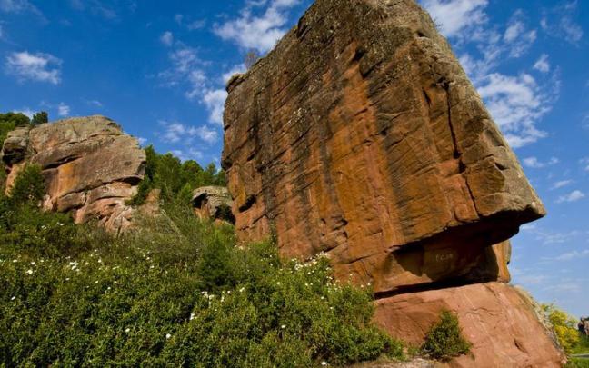 Las peculiares formaciones geológicas que configuran el paisaje del Alto Tajo atraen a numeroso amantes de la naturaleza.