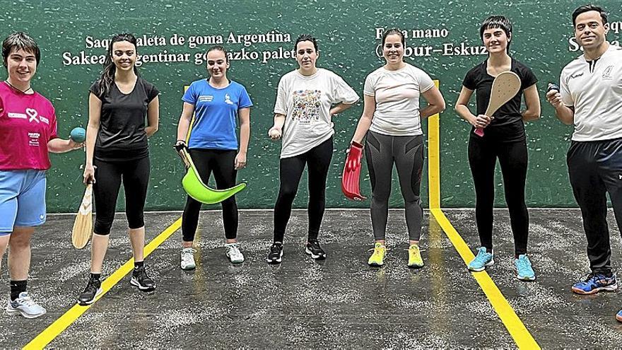 Foto con el grupo de la UPV que integra el curso de pelota vasca que hasta mayo se imparte en el Beti Jai.