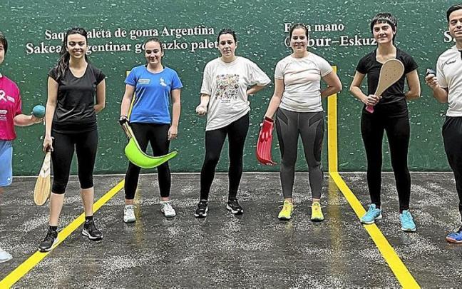 Foto con el grupo de la UPV que integra el curso de pelota vasca que hasta mayo se imparte en el Beti Jai.