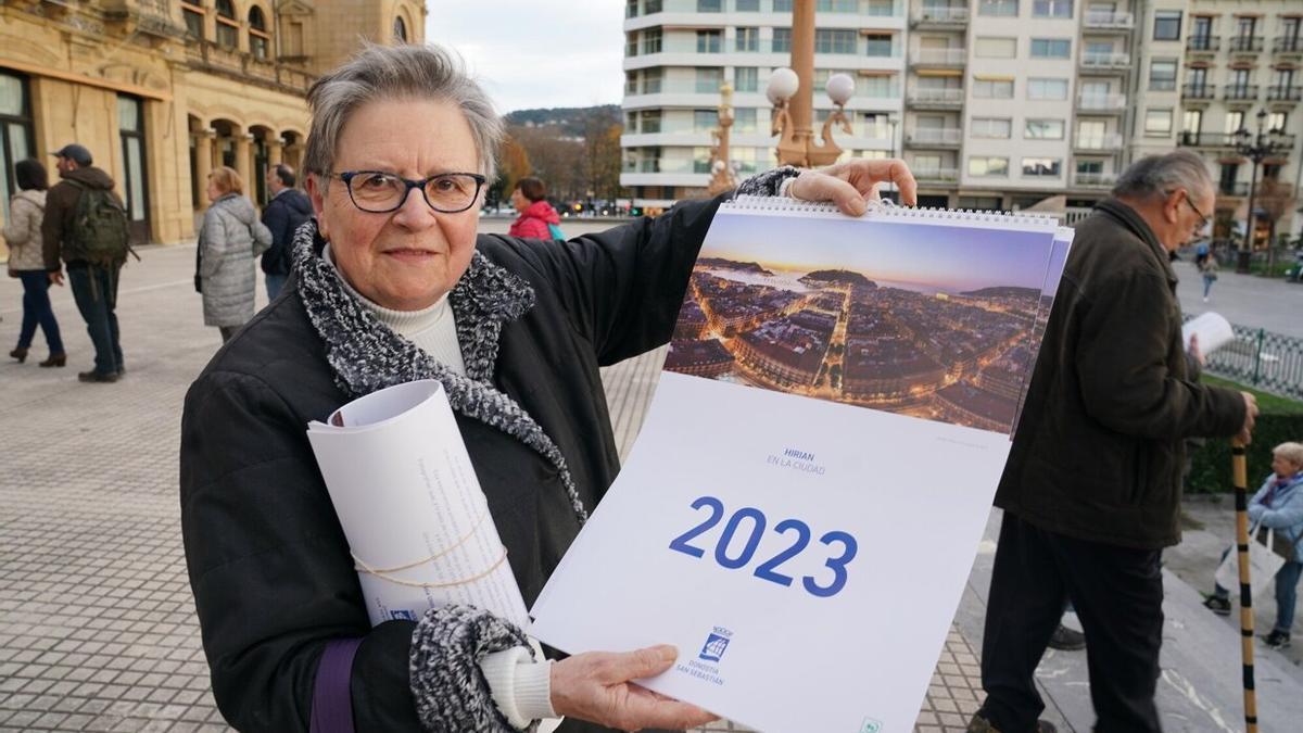 Colas para recoger el calendario del Ayuntamiento de Donostia