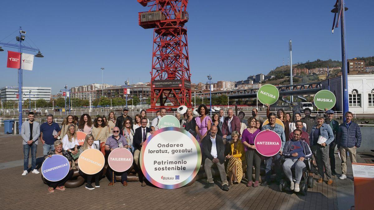 Lorea Bilbao, junto a los representantes de los 61 municipios que participan en estas jornadas