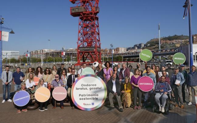 Lorea Bilbao, junto a los representantes de los 61 municipios que participan en estas jornadas Lorea Bilbao, junto a los representantes de los 61 municipios que participan en estas jornadas