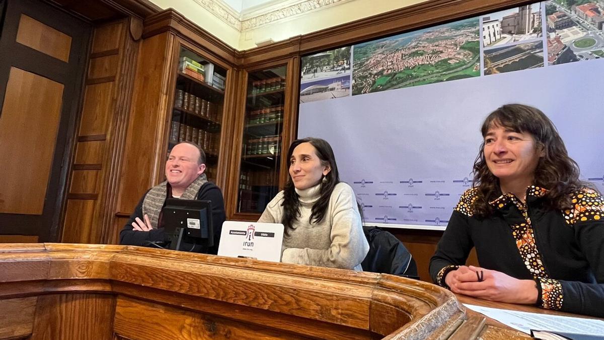 Rueda de prensa de presentación del estudio con Koldo Zabala y Miren Echeveste, técnico y delegada de Igualdad, y Sonia Vega, de Arrats