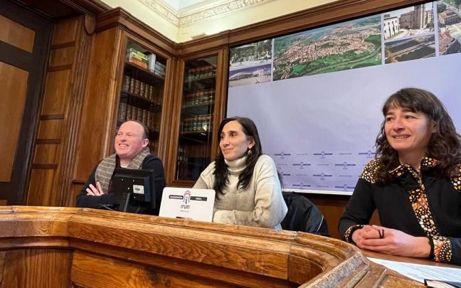 Rueda de prensa de presentaci&oacute;n del estudio con Koldo Zabala y Miren Echeveste, t&eacute;cnico y delegada de Igualdad, y Sonia Vega, de Arrats
