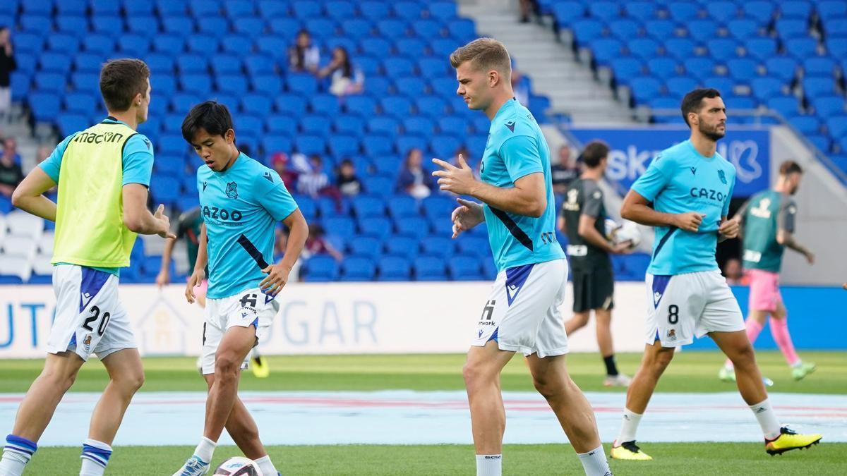 Sorloth y Kubo, calientan junto a Pacheco y Mikel Merino.