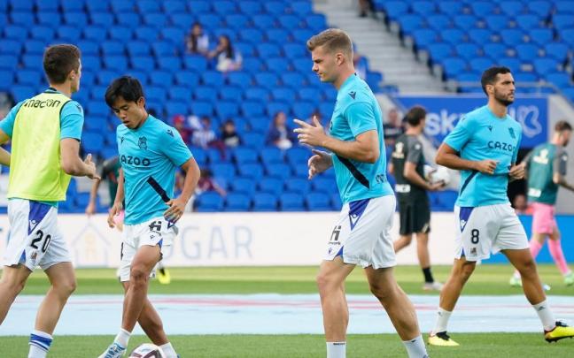 Sorloth y Kubo, calientan junto a Pacheco y Mikel Merino.