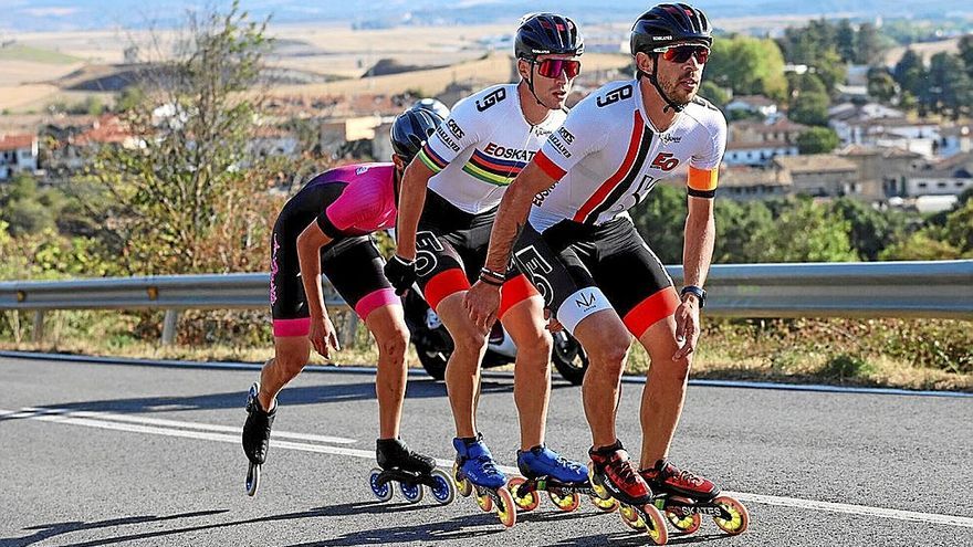 Nolan Beddiaf, en cabeza, junto a Martin Ferrié y Carlos Tarazona en el grupo líder en la prueba.
