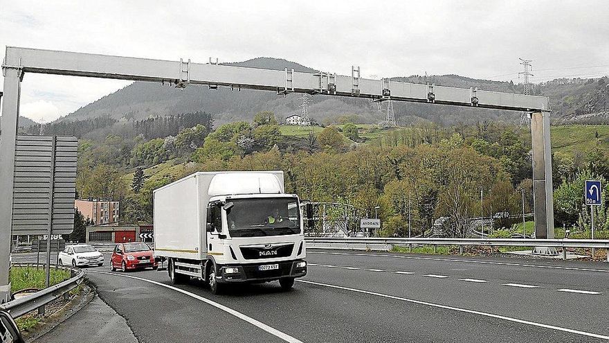 Un camión pasa bajo el pórtico del peaje de Andoain, similar al que se instalará en Tolosa.