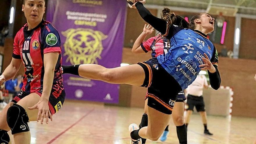 Paula Arcos intenta un lanzamiento a portería, en el partido disputado ayer en Málaga. | FOTO: JOAQUÍN CORRALES